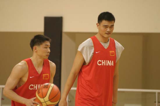 德比战火箭擒雄鹿 姚明28分阿联19分新高